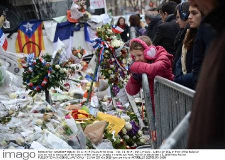 Dec. 13, 2015 - Paris, France - A little girl stay in front of the Bataclan concert hall in memorial of the victims of the terrorist attacks a month ago Paris, France on December 13, 2015 Paris France  - ZUMAn230