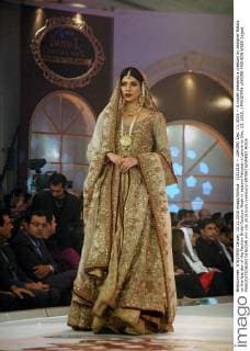 (151213) -- LAHORE, Dec. 13, 2015 -- A model presents a creation by designer Nabila on the last day of the Fashion Bridal Couture Week in eastern Pakistan s Lahore on Dec. 13, 2015. ) PAKISTAN-LAHORE-FASHION WEEK Sajjad 
