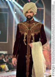 (151213) -- LAHORE, Dec. 13, 2015 -- A model presents a creation by designer Asalan Iqbal on the last day of the Fashion Bridal Couture Week in eastern Pakistan s Lahore on Dec. 13, 2015. Jamil Ahmed) PAKISTAN-LAHORE-BRIDAL COUTURE WEEK JmailxAhmed 