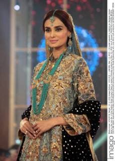(151213) -- LAHORE, Dec. 13, 2015 -- A model presents a creation by designer Asalan Iqbal on the last day of the Fashion Bridal Couture Week in eastern Pakistan s Lahore on Dec. 13, 2015. Jamil Ahmed) PAKISTAN-LAHORE-BRIDAL COUTURE WEEK JmailxAhmed 