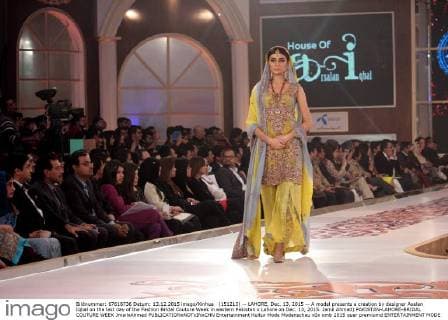 (151213) -- LAHORE, Dec. 13, 2015 -- A model presents a creation by designer Asalan Iqbal on the last day of the Fashion Bridal Couture Week in eastern Pakistan s Lahore on Dec. 13, 2015. Jamil Ahmed) PAKISTAN-LAHORE-BRIDAL COUTURE WEEK JmailxAhmed 