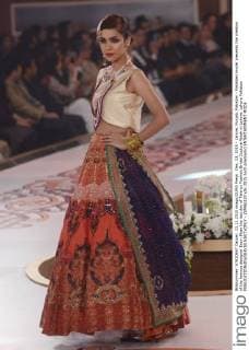 Dec. 13, 2015 - Lahore, Punjab, Pakistan - Pakistani model presents the creation of the famous designer Erum Khan the last day of Telenor Fashion Bridal Couture Week in Lahore. Lahore Pakistan - ZUMAp133