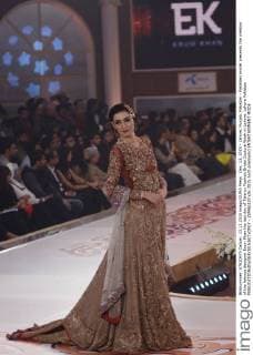 Dec. 13, 2015 - Lahore, Punjab, Pakistan - Pakistani model presents the creation of the famous designer Erum Khan the last day of Telenor Fashion Bridal Couture Week in Lahore. Lahore Pakistan - ZUMAp133