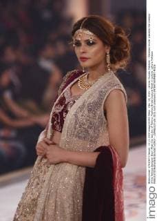 Dec. 13, 2015 - Lahore, Punjab, Pakistan - Pakistani model presents the creation of the famous designer Erum Khan the last day of Telenor Fashion Bridal Couture Week in Lahore. Lahore Pakistan - ZUMAp133