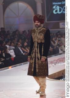 Dec. 13, 2015 - Lahore, Punjab, Pakistan - Pakistani model presents the creation of the famous designer Arsalan Iqbal the last day of Telenor Fashion Bridal Couture Week in Lahore. Lahore Pakistan - ZUMAp133