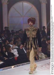 Dec. 13, 2015 - Lahore, Punjab, Pakistan - Pakistani model presents the creation of the famous designer Arsalan Iqbal the last day of Telenor Fashion Bridal Couture Week in Lahore. Lahore Pakistan - ZUMAp133