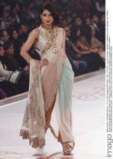 Dec. 13, 2015 - Lahore, Punjab, Pakistan - Pakistani model presents the creation of the famous designer Erum Khan the last day of Telenor Fashion Bridal Couture Week in Lahore. Lahore Pakistan - ZUMAp133