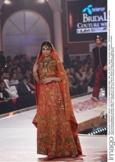 Dec. 13, 2015 - Lahore, Punjab, Pakistan - Pakistani model presents the creation of the famous designer Arsalan Iqbal the last day of Telenor Fashion Bridal Couture Week in Lahore. Lahore Pakistan - ZUMAp133