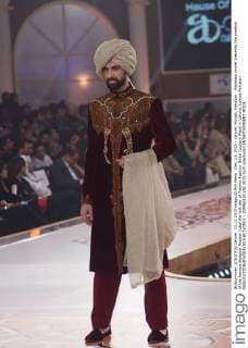 Dec. 13, 2015 - Lahore, Punjab, Pakistan - Pakistani model presents the creation of the famous designer Arsalan Iqbal the last day of Telenor Fashion Bridal Couture Week in Lahore. Lahore Pakistan - ZUMAp133