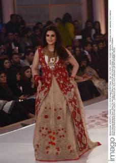 Dec. 13, 2015 - Lahore, Punjab, Pakistan - Pakistani model presents the creation of the famous designer Erum Khan the last day of Telenor Fashion Bridal Couture Week in Lahore. Lahore Pakistan - ZUMAp133