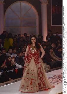 Dec. 13, 2015 - Lahore, Punjab, Pakistan - Pakistani model presents the creation of the famous designer Erum Khan the last day of Telenor Fashion Bridal Couture Week in Lahore. Lahore Pakistan - ZUMAp133