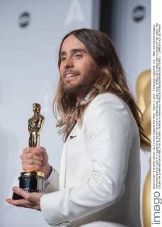 OSCARS. Bester Nebendarsteller. Preisträger 2011-2020 March 2, 2014 - Hollywood, California, U.S. - After winning the category Performance by an actor in a supporting role for his work in Dallas Buyers Club , actor JARED LETO poses with his Oscar for the press. The Oscars are presented live on ABC from the Dolby Theatre in Hollywood. - ZUMAz03