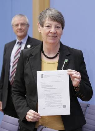 Themen der Woche Bilder des Tages Berlin, Bundespressekonferenz, Thema: Ergebnisse der Klimakonferenz in Paris, Foto: Bundesministerin für Umwelt, Naturschutz, Bau und Reaktorsicherheit Dr. Barbara Hendricks