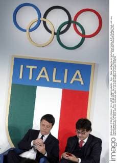 Rom - Renzi bei Sportpreis-Verleihung Collare d Oro Matteo Renzi und Luca Pancalli guardano il telefonino - Rom, 15.12.2015 - Ehrung im italienischen Sport: Collari d Oro - SamanthaxZucchi