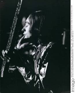 1974 - Traffic - DAVE MASON playing sitar on stage. He wrote the Group s current hit Hole in my Shoe - ZUMAk09_
