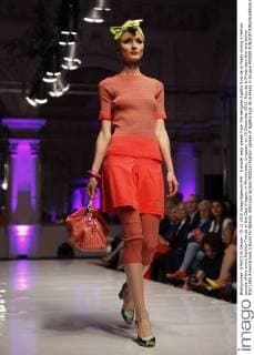 A model wear pieces from the designer Agatha Ruiz de la Prada during a fashion parade of the event Fashion Trends at the Club Uruguay in Montevideo, Uruguay, on 15 December 2015. Ruiz de la Prada says thar she belive that Latin America lives a boom for fashion. EFE Juan Ignacio Mazzoni Fashion parade of Agatha Ruiz de la Prada in Urugya MON09  !ACHTUNG: NUR REDAKTIONELLE NUTZUNG!
