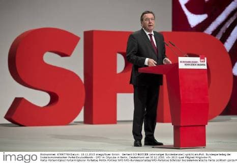 Gerhard SCHROEDER (ehemaliger Bundeskanzler) spricht am Pult. Bundesparteitag der Sozialdemokratischen Partei Deutschlands - SPD im Citycube in Berlin, Deutschland am 10.12.2015.