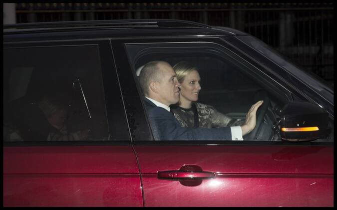 . 16 12 2015. London, United Kingdom. The Queen s Christmas Lunch. Zara Phillips and Mike Tindall leave Buckingham Palace,with a full of presents, after The Queens lunch.  xAndrewxParsonsx xi-Imagesx IIM-11588-0024