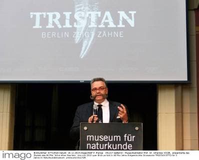 151217 wpBerlin : Museumsdirektor Prof. Dr. Johannes VOGEL präsentierte das Skelett des 66 Mio. Jahre alten Sauriers