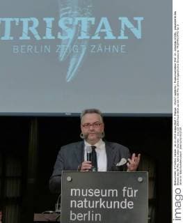 151217 wpBerlin : Museumsdirektor Prof. Dr. Johannes VOGEL präsentierte das Skelett des 66 Mio. Jahre alten Sauriers