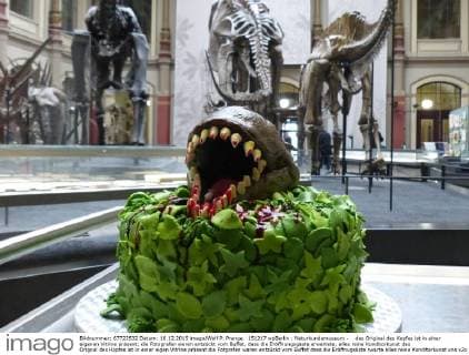 151217 wpBerlin : Naturkundemuseum - das Original des Kopfes ist in einer eigenen Vitrine präsent; die Fotografen waren entzückt vom Buffet, dass die Eröffnungsgäste erwartete; alles reine Konditorkunst