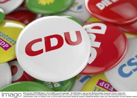  Ein CDU Button liegt auf den Buttons anderer deutscher Parteien Copyright: imageBROKER/CarstenxReisinger iblcrs04266454.jpg