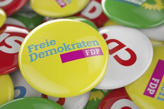  Ein FDP Button liegt auf den Buttons anderer deutscher Parteien Copyright: imageBROKER/CarstenxReisinger iblcrs04266456.jpg
