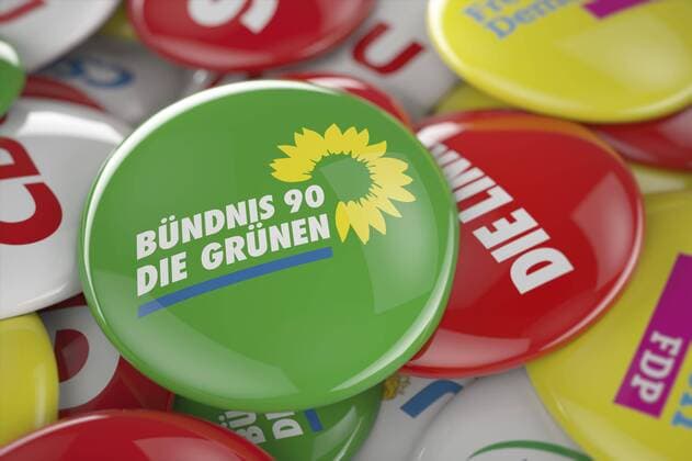  Ein Button von Bündnis 90, Die Grünen, liegt auf den Buttons anderer deutscher Parteien Copyright: imageBROKER/CarstenxReisinger iblcrs04266457.jpg