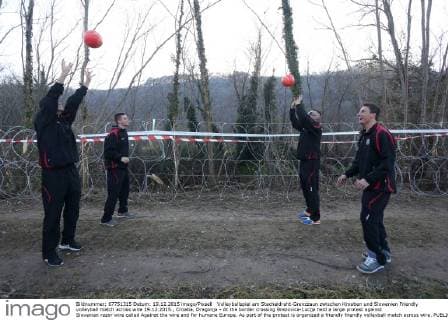Volleyballspiel am Stacheldraht-Grenzzaun zwischen Kroatien und Slowenien Friendly volleyball match across wire 19.12.2015., Croatia, Dragonja - At the border crossing Brezovica-Lucija held a large protest against Slovenian razor wire called Against the wire and for humane Europe. As part of the protest is organized a friendly friendly volleyball match across wire.  NelxPavletic PIXSELL