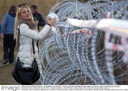 Volleyballspiel am Stacheldraht-Grenzzaun zwischen Kroatien und Slowenien Friendly volleyball match across wire 19.12.2015., Croatia, Dragonja - At the border crossing Brezovica-Lucija held a large protest against Slovenian razor wire called Against the wire and for humane Europe. As part of the protest is organized a friendly friendly volleyball match across wire.  NelxPavletic PIXSELL