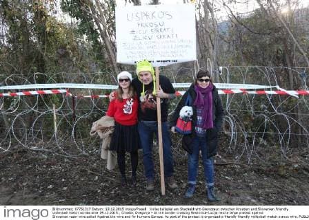 Volleyballspiel am Stacheldraht-Grenzzaun zwischen Kroatien und Slowenien Friendly volleyball match across wire 19.12.2015., Croatia, Dragonja - At the border crossing Brezovica-Lucija held a large protest against Slovenian razor wire called Against the wire and for humane Europe. As part of the protest is organized a friendly friendly volleyball match across wire.  NelxPavletic PIXSELL