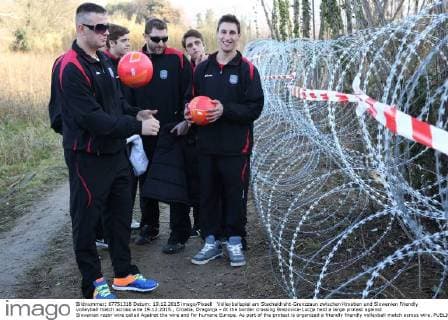 Volleyballspiel am Stacheldraht-Grenzzaun zwischen Kroatien und Slowenien Friendly volleyball match across wire 19.12.2015., Croatia, Dragonja - At the border crossing Brezovica-Lucija held a large protest against Slovenian razor wire called Against the wire and for humane Europe. As part of the protest is organized a friendly friendly volleyball match across wire.  NelxPavletic PIXSELL