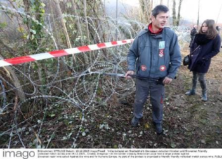 Volleyballspiel am Stacheldraht-Grenzzaun zwischen Kroatien und Slowenien Friendly volleyball match across wire 19.12.2015., Croatia, Dragonja - At the border crossing Brezovica-Lucija held a large protest against Slovenian razor wire called Against the wire and for humane Europe. As part of the protest is organized a friendly friendly volleyball match across wire.  NelxPavletic PIXSELL