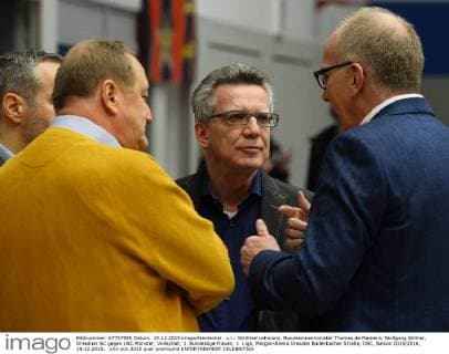 v.l.: Winfried Lehmann, Bundesinnenminister Thomas de Maiziere, Wolfgang Söllner, Dresdner SC gegen USC Münster, Volleyball, 1. Bundesliga Frauen, 1. Liga, Margon-Arena Dresden Bodenbacher Straße, DSC, Saison 2015 2016, 19.12.2015,