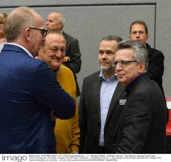 v.l.: Wolfgang Söllner, Winfried Lehmann, Jörg Dittrich, Bundesinnenminister Thomas de Maiziere, Dresdner SC gegen USC Münster, Volleyball, 1. Bundesliga Frauen, 1. Liga, Margon-Arena Dresden Bodenbacher Straße, DSC, Saison 2015 2016, 19.12.2015,