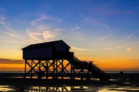 Pfahlbau bei Ebbe im Sonnenuntergang, Strand von Sankt Peter Ording, Schleswig-Holstein, Deutschland, Europa Copyright: imageBROKER/Karl-HeinzxSpremberg ibxkhs04262057.jpg