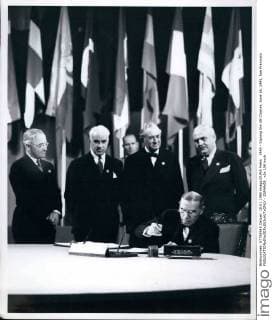 1945 - Signing the UN Charter, June 26, 1945, San Francisco - ZUMAk09_
