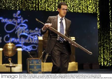 A official verifies the balls shortly before the start of El Gordo draw at the Royal Theatre in Madrid, Spain, 22 December 2015. The traditional Spanish Christmas Lottery El Gordo (The Fat One) will share some 2.24 billion euros in prizes, 640 millions of them going for the Jackpot with 400,000 euros per ticket. The second prize is worth in 1.250 million euro, the third one is worth 50,000 euro, the fourth one 200,000 euro and the fifth one 60,000 euro. EFE Juan Carlos Hidalgo EL GORDO LOTTERY !ACHTUNG: NUR REDAKTIONELLE NUTZUNG! 
