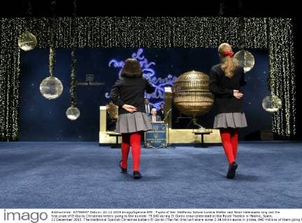 Pupils of San Idelfonso School Lorena Stefan and Nicol Valenzuela sing out the first prize of El Gordo Christmas lottery going to the number 79.140 during El Gordo draw celebrated at the Royal Theatre in Madrid, Spain, 22 December 2015. The traditional Spanish Christmas Lottery El Gordo (The Fat One) will share some 2.24 billion euros in prizes, 640 millions of them going for the Jackpot with 400,000 euros per ticket. The second prize is worth in 1.250 million euro, the third one is worth 50,000 euro, the fourth one 200,000 euro and the fifth one 60,000 euro. EFE Sergio Barrenechea FIRST PRIZE OF EL GORDO GOES TO THE NUMBER 79.140 !ACHTUNG: NUR REDAKTIONELLE NUTZUNG! 