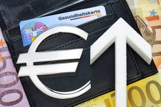 Gesundheitskarte, Eurozeichen und Pfeil, ErhÃ¶hung der KrankenkassenbeitrÃ¤ge ** NUR FUER REDAKTIONELLE ZWECKE ** EDITORIAL USE ONLY **