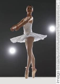 Young women dance ballet  cpmh-97226f07z