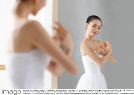 Young women dance ballet  cpmh-97359f10z