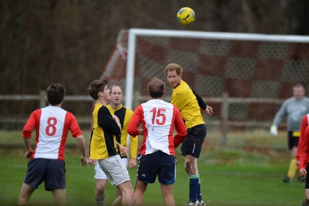 Bilder des Tages Prinz William und Prinz Harry spielen Fußball . 24 12 2015. Sandringham, United Kingdom. Prince William and Prince Harry playing football in Norfolk .  xAndrewxParsonsx xi-Imagesx IIM-11620-0003