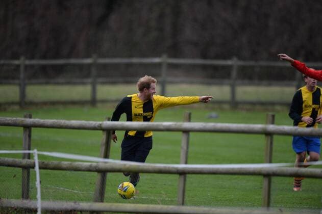 Prinz William und Prinz Harry spielen Fußball . 24 12 2015. Sandringham, United Kingdom. Prince William and Prince Harry playing football in Norfolk .  xAndrewxParsonsx xi-Imagesx IIM-11620-0005