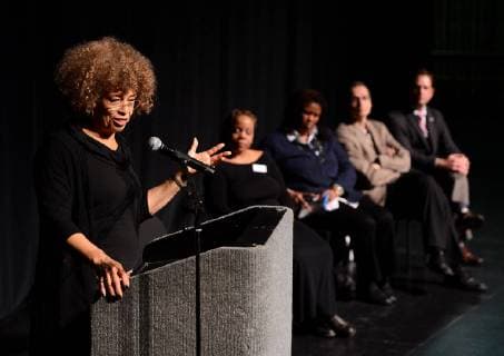 Berühmte Feministinnen, Angela Davis Feb. 13, 2013 - Charlotte, NC, USA - Angela Davis, a political activist, scholar and author, speaks to high school students from the Charlotte area, Wednesday, February 13, 2013, at the Booth Playhouse in Charlotte, North Carolina. - ZUMAm67