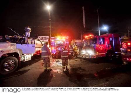 Mexiko: Großbrand in Holzlager in Iztapalapa Dec. 26, 2015 - Mexico  - ZUMAu78_