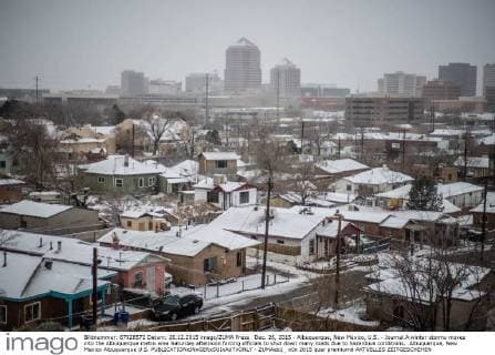 Dec. 26, 2015 - Albuquerque, New Mexico, U.S. - Journal.A winter storms moves into the Albuquerque metro area Saturday afternoon forcing officials to shut down many roads due to hazardous conditions. .Albuquerque, New Mexico Albuquerque U.S. - ZUMAab1_