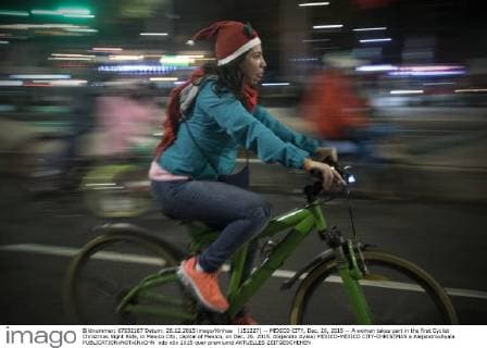 (151227) -- MEXICO CITY, Dec. 26, 2015 -- A woman takes part in the first Cyclist Christmas Night Ride, in Mexico City, capital of Mexico, on Dec. 26. 2015. Alejandro Ayala) MEXICO-MEXICO CITY-CHRISTMAS e AlejandroxAyala 
