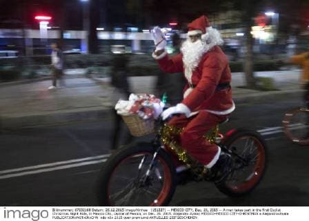 (151227) -- MEXICO CITY, Dec. 26, 2015 -- A man takes part in the first Cyclist Christmas Night Ride, in Mexico City, capital of Mexico, on Dec. 26. 2015. Alejandro Ayala) MEXICO-MEXICO CITY-CHRISTMAS e AlejandroxAyala 