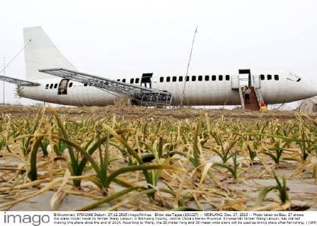 Bilder des Tages (151227) -- NEIHUANG, Dec. 27, 2015 -- Photo taken on Dec. 27 shows the plane model made by farmer Wang Lanqun, in Neihuang County, central China s Henan Province. 61-year-old farmer Wang Lanqun, has started making this plane since the end of 2014. According to Wang, the 35-meter-long and 38-meter-wide plane will be used as dining place after furnishing. ) (dhf) CHINA-HENAN-FARMER-PLANE MODEL (CN) LiuxXiaokun 